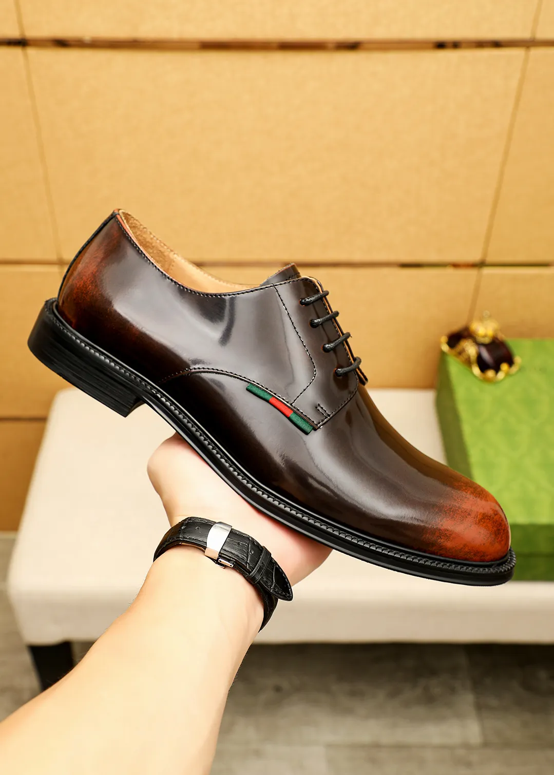 Men's shoes 💰520 💐 Product trademark: GUCCI "Gucci" business leather shoes Regular size: 38-44 (45.46🉑️customized) Product materials: Selected imported first-layer open-edge beaded cowhide leather upper, imported water-dyed cowhide leather lining. Strong three-dimensional visual effect, original outsole Color: 4⃣️colors available